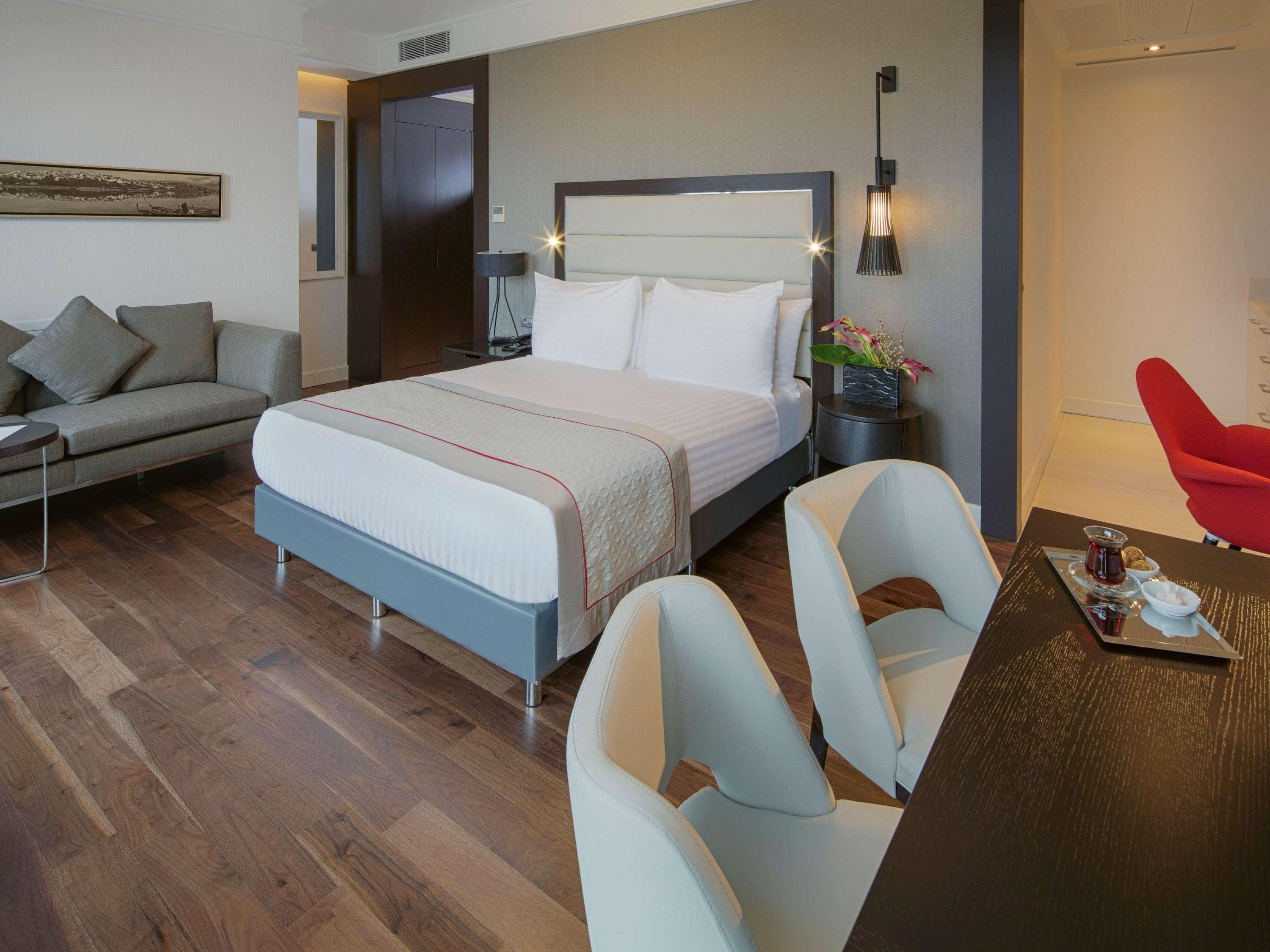 Moevenpick Istanbul Hotel Golden Horn Eksteriør billede A room at the hotel