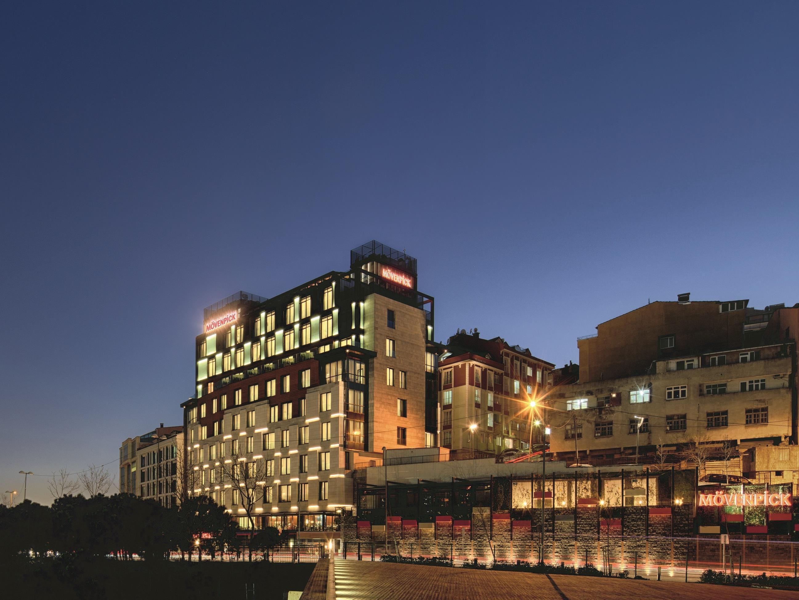 Moevenpick Istanbul Hotel Golden Horn Eksteriør billede The hotel at night