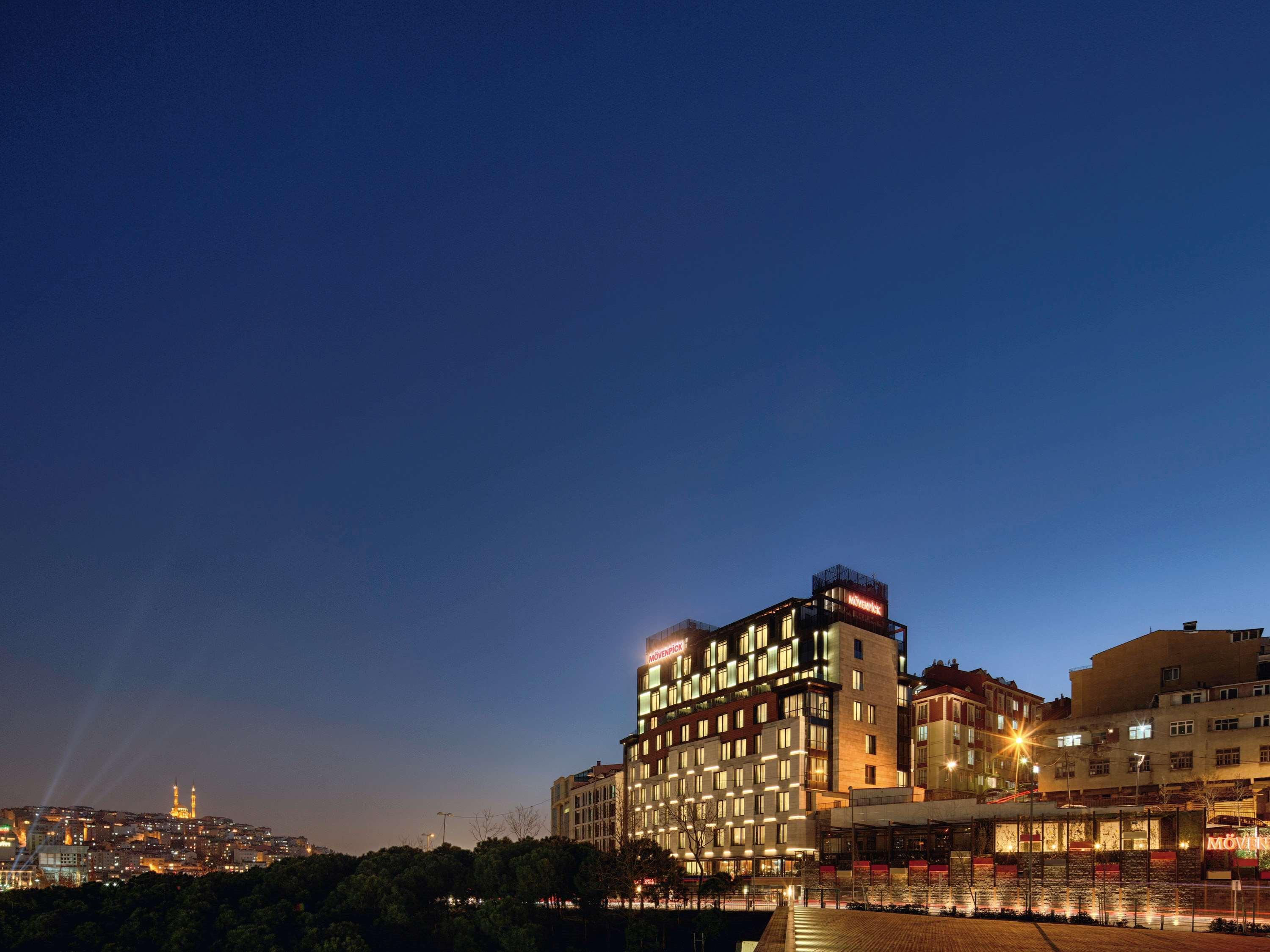 Moevenpick Istanbul Hotel Golden Horn Eksteriør billede The hotel at night