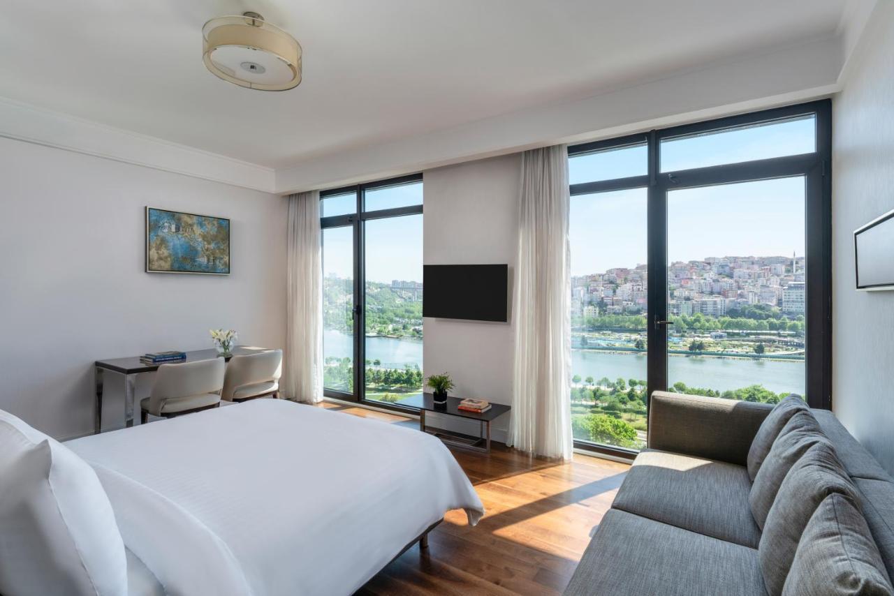 Moevenpick Istanbul Hotel Golden Horn Eksteriør billede A guest room at the hotel