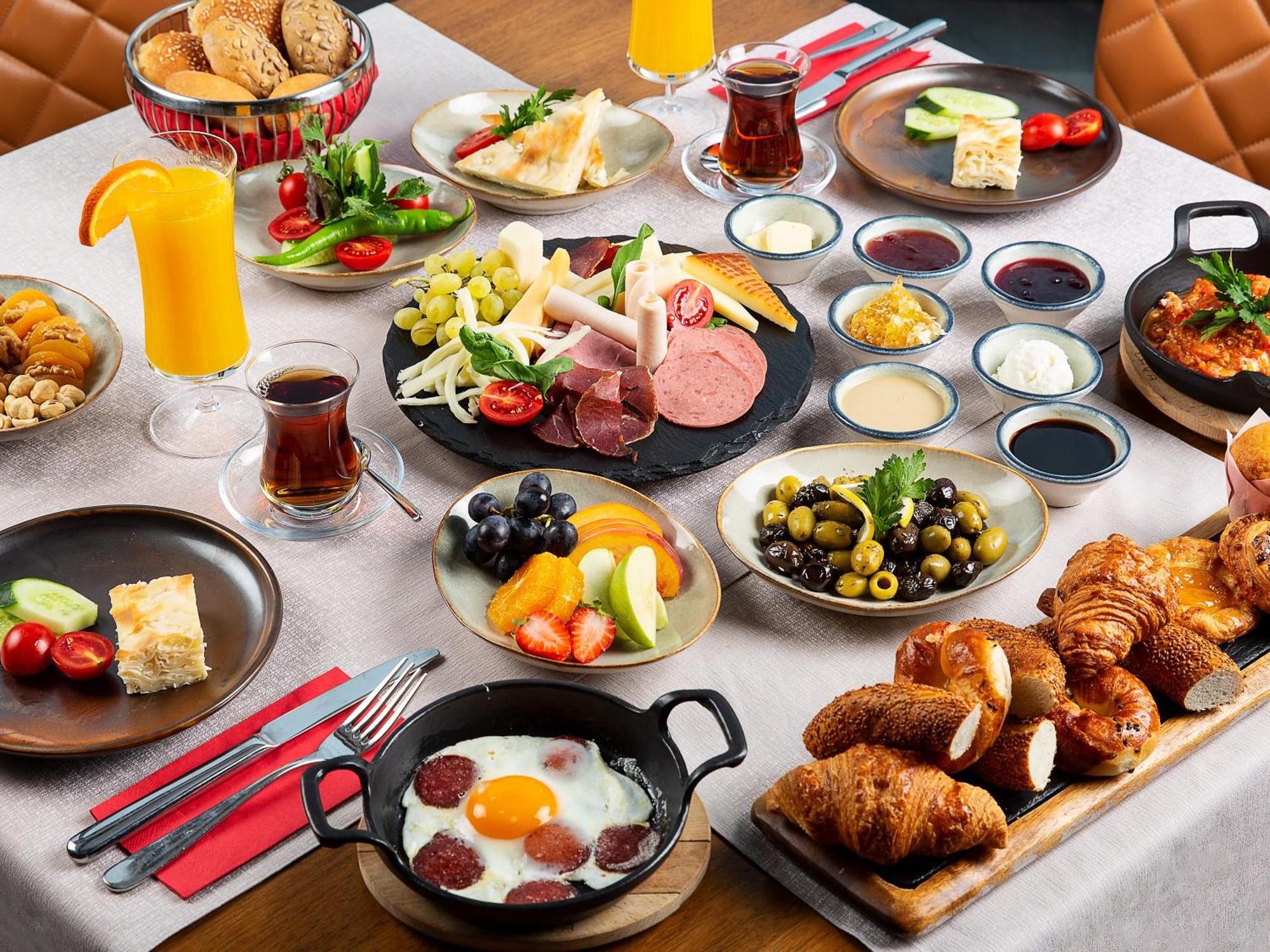 Moevenpick Istanbul Hotel Golden Horn Eksteriør billede Turkish breakfast