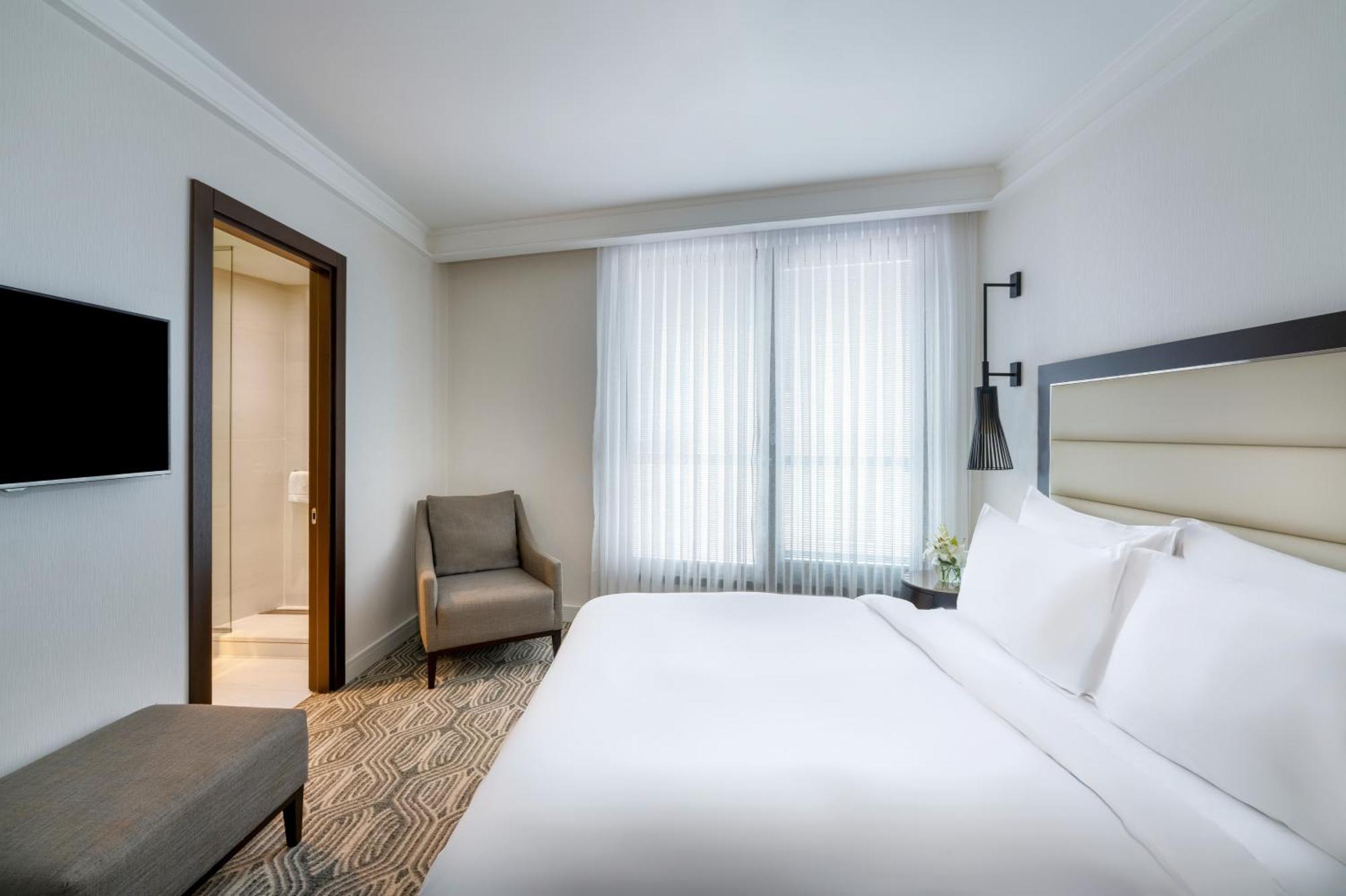 Moevenpick Istanbul Hotel Golden Horn Eksteriør billede A guest room at the hotel