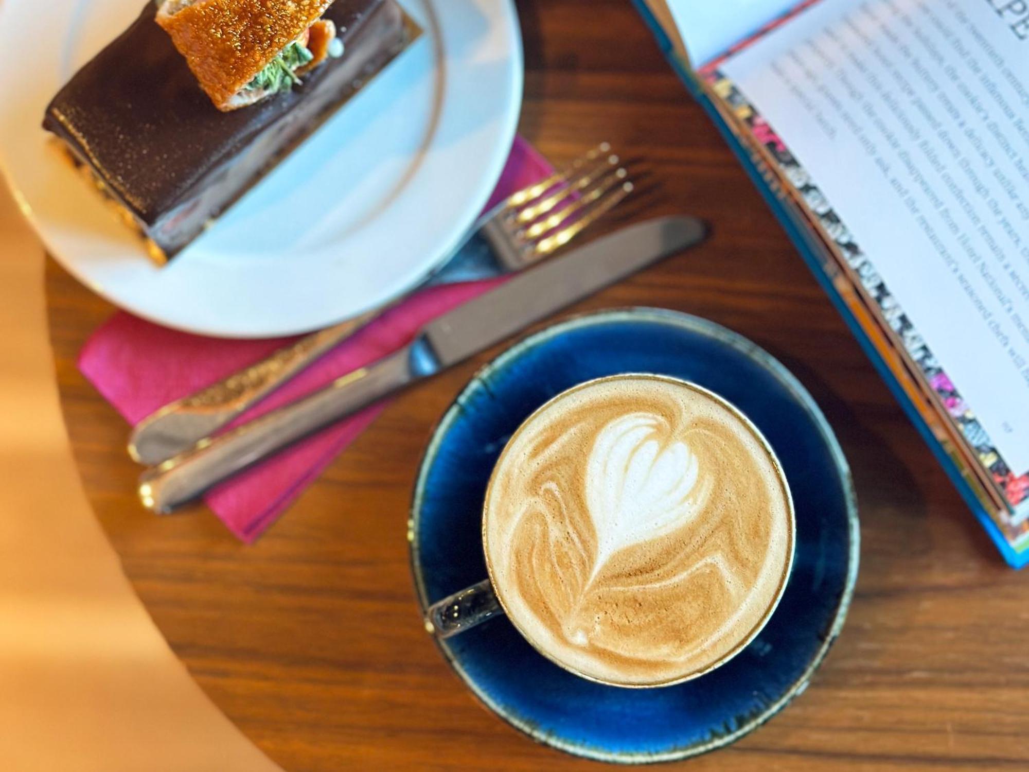 Moevenpick Istanbul Hotel Golden Horn Eksteriør billede A cappuccino