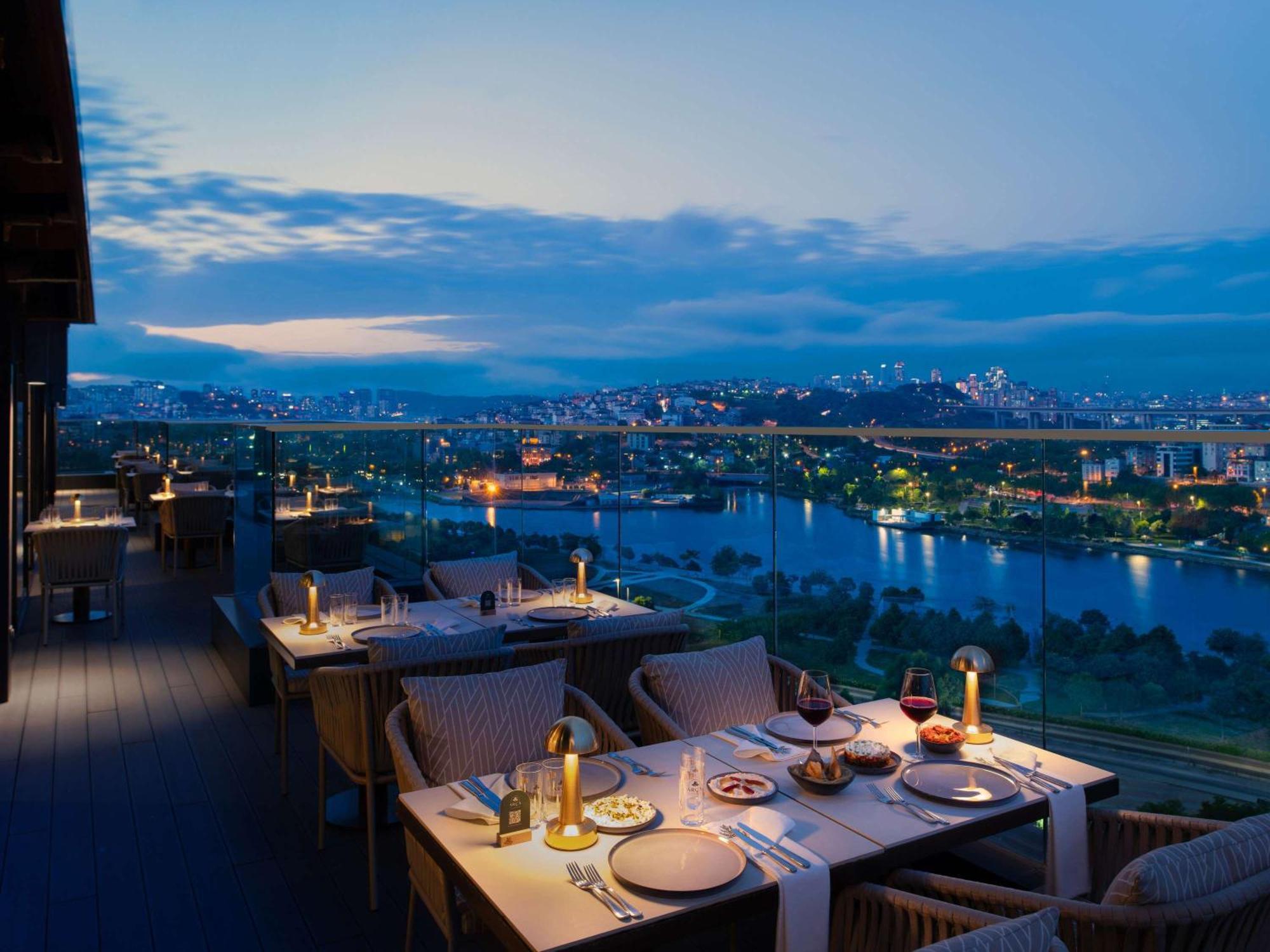 Moevenpick Istanbul Hotel Golden Horn Eksteriør billede View from the restaurant