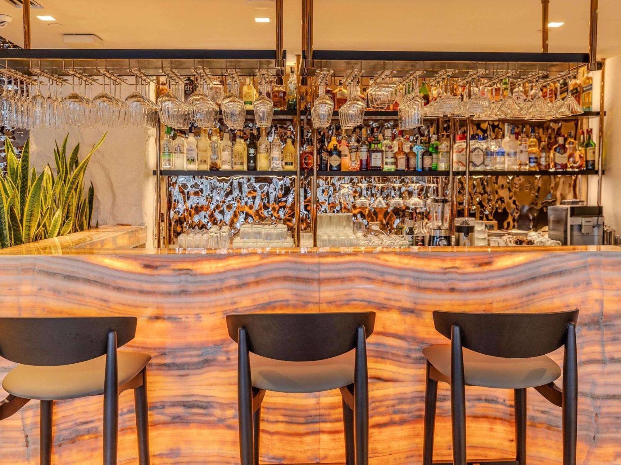 Moevenpick Istanbul Hotel Golden Horn Eksteriør billede The bar at the restaurant