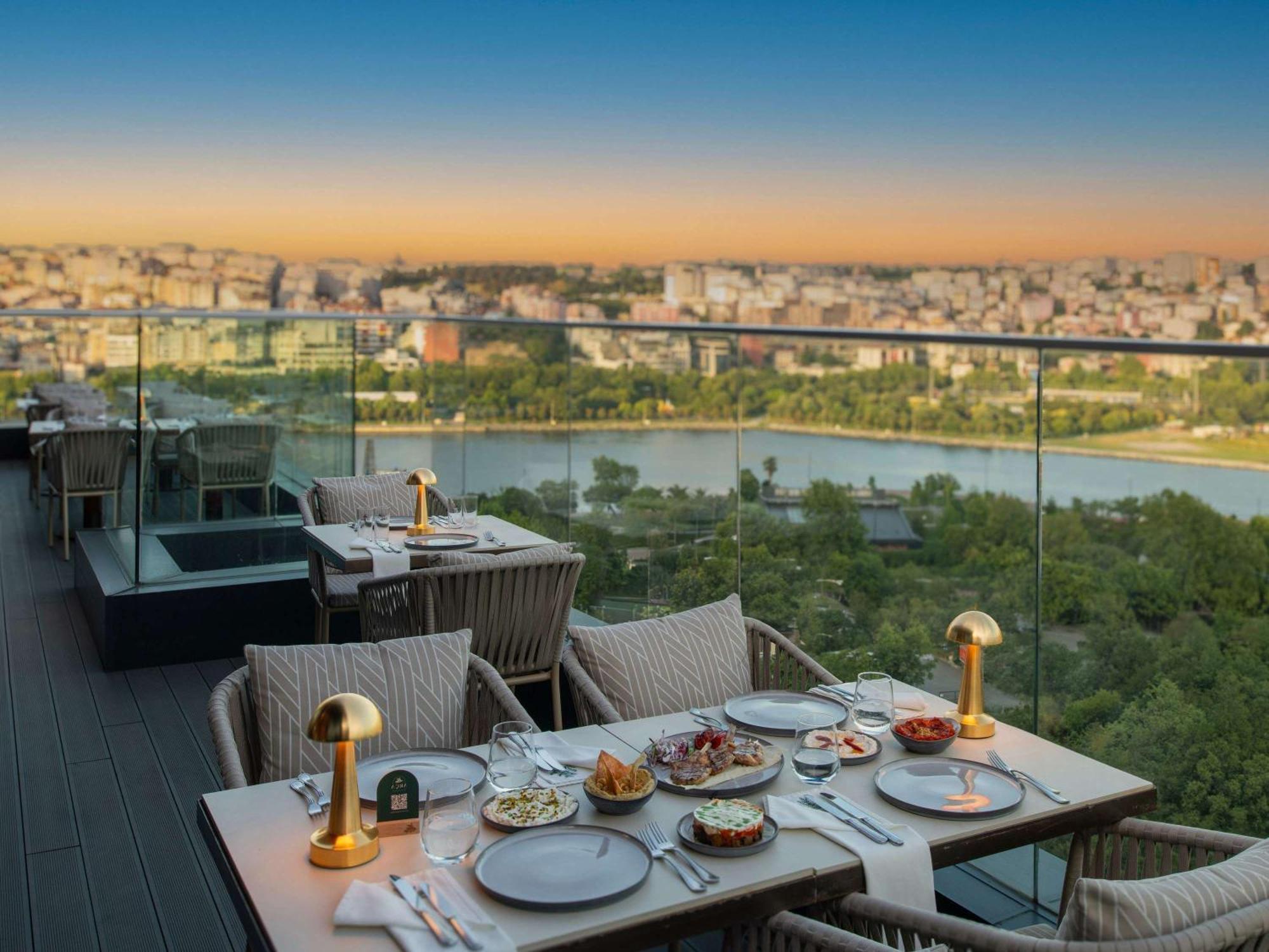 Moevenpick Istanbul Hotel Golden Horn Eksteriør billede View from the restaurant